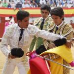 Rafael Cerro recibe de manos de Sebastián Castella los trastos tras consumarse su doctorado