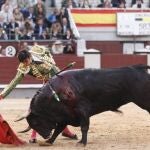 Derechazo del extremeño Miguel Ángel Perera durante su faena al tercero de la tarde, de Victoriano del Río