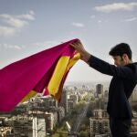 El diestro extremeño despliega el capote sobre la ciudad de Madrid, desde una de las torres KIO