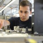 El aprendiz de mecánica español Fernando Cardona Gómez trabaja en uno de los productos de la fábrica de Bosch en Stuttgart.
