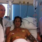 David Mora, en una imagen tomada todavía en la UCI, junto a los doctores Pedro Guillén y Máximo García Padrós
