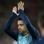 El centrocampista del FC Barcelona Xavi Hernández aplaude a la afición durante el homenaje que le rindieron por sus 700 partidos