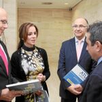 El delegado del Gobierno de España en Castilla y León, Ramiro Ruíz Medrano, el presidente de Aemet, Miguel Ángel López, que han apoyado la publicación, junto a la consejera de Agricultura y Ganadería, Silvia Clemente