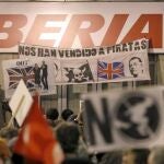Algunas de las pancartas desplegadas en la manifestación convocada esta tarde en Madrid por los sindicatos de Iberia en defensa de los puestos de trabajo y por el futuro de la aerolínea, cuyo plan de reestructuración afectaría a 4.500 empleos en la empresa. EFE/Chema Moya