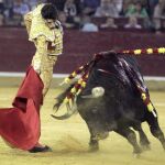 Derechazo del torero pacense al sexto toro de la tarde, ayer, en Zaragoza