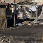 Varios civiles en el lugar en que explotó un coche bomba en Bagdad