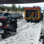 Fotografía facilitada por el Ayuntamiento de Madrid de trabajadores del SAMUR trabajando en la M-40 después de la intensa granizada que ha caído a primera hora de la tarde en varios distritos de la capital.