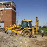 Una máquina excavadora levantó el pasado verano una parte de terreno cercano a la torre de tensión que ha provocado una reacción de la onda P300 de Carcaño