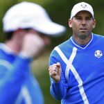 Rory McIlroy (i) y Sergio García celebran al ganar el sexto hoyo durante 'foursomes' de la Ryder Cup