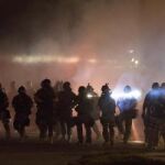 La policía local, con uniforme y vehículos de apariencia militar, usó de nuevo gases lacrimógenos para dispersar las protestas.
