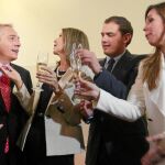 Unidad. Un año más el gran ausente del acto que organiza la Delegación del Gobierno en Cataluña para conmemorar la Constitución fue Artur Mas. El primer secretario del PSC, Pere Navarro, aunque no pudo disimular cierta incomodidad, se sumó a la celebración «in extremis». PP y Ciutadans le reprocharon que se haga la foto y no participe en la marcha de hoy