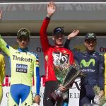 Chris Froome en el podio, junto a Alberto Contador (i), segundo y Beñat Intxausti, tercero.