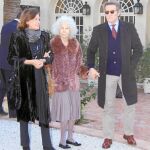 La Duquesa de Alba y su marido, Alfonso Díez, ayer, en Sevilla
