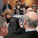 La vicepresidenta del Gobierno, Soraya Sáenz de Santamaría, con la Prensa tras la reunión del gabinete de crisis