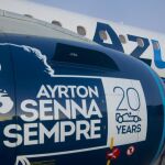 Avión "personalizado"de la aerolínea brasileña Azul en honor al piloto brasileño Ayrton Senna, tricampeón mundial de Fórmula Uno.