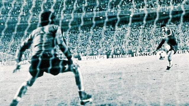 García Remón marcando el penalti
