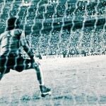 García Remón marcando el penalti