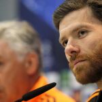 Carlo Ancelotti y el centrocampista Xabi Alonso durante la rueda de prensa tras el entrenamiento de hoy.