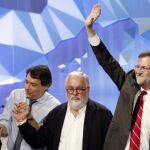 El presidente del Gobierno, Mariano Rajoy, el cabeza de lista del PP a las elecciones europeas, Miguel Arias Cañete, durante el mitin de cierre de la campaña