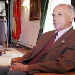 Agustín González, presidente de la Diputación de Ávila, en su despacho