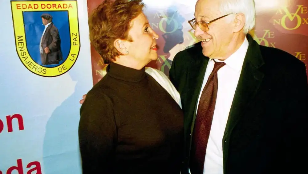 Lina Morgan junto al padre Ángel en un acto de Mensajeros de la Paz