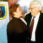 Lina Morgan junto al padre Ángel en un acto de Mensajeros de la Paz