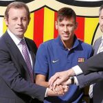 El fichaje de Neymar acerca al banquillo a Rosell y Bartomeu