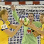 Linnea Torstenson (dcha) e Isabelle Gullden, de Suecia, pelean el balón con la jugadora de Montenegro, Jovanka Radicevic