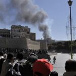 Una columna de humo emerge del Ministerio de Defensa en Saná (Yemen) tras el atentado perpetrado hoy