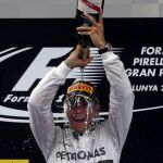 El piloto británico de Mercedes, Lewis Hamilton, celebra en el podio su victoria en el Gran Premio de España