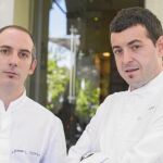 Los chefs Ricard Camarena y José Marín, en la puerta de Ramses