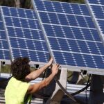 Instalación de paneles solares, en una imagen de archivo
