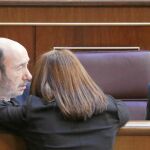 Rubalcaba conversa en el fin del pleno sobre el debate del Estado de la Nación con Alfonso Alonso, Soraya Rodríguez y Eduardo Mardina