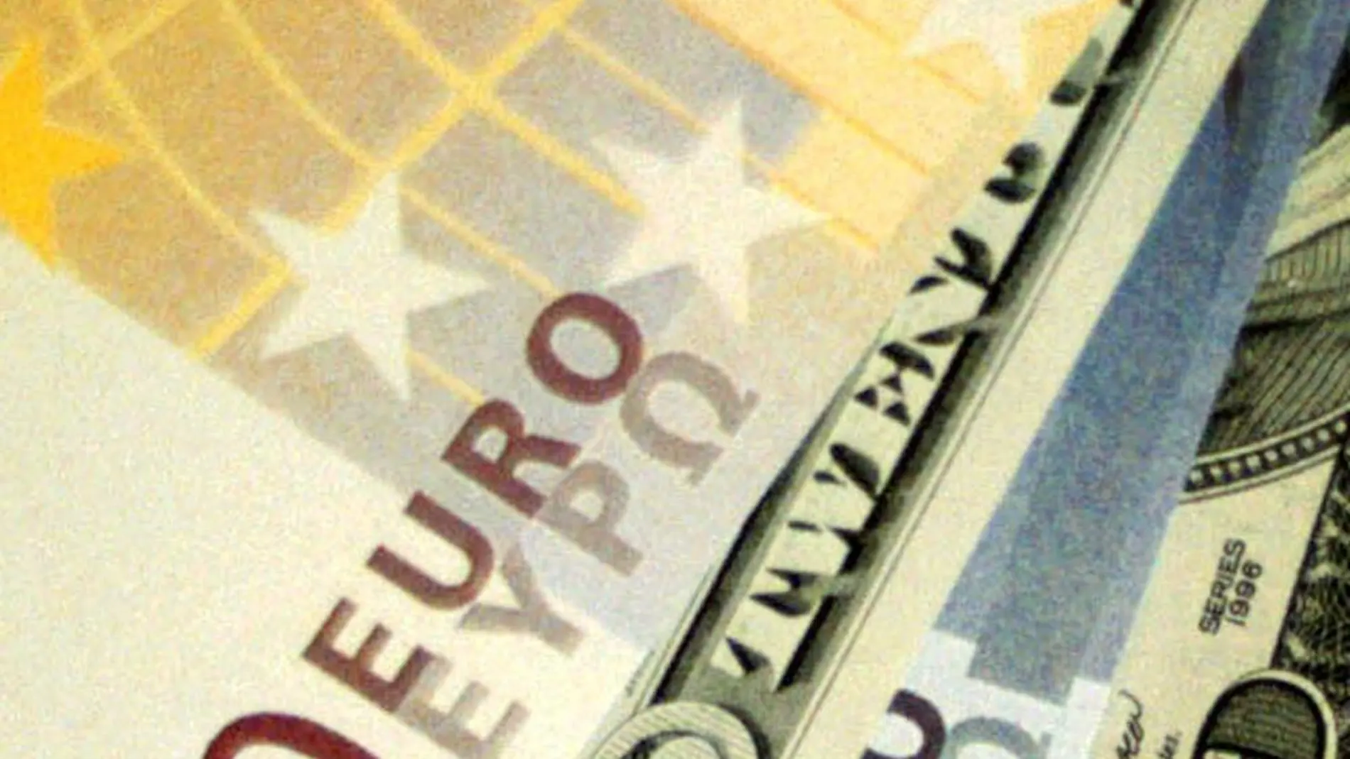 El euro baja de 1,18 dólares por primera vez desde 2005