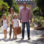 Los Reyes junto a sus hijas en una imagen de archivo durante unas vacaciones en Mallorca