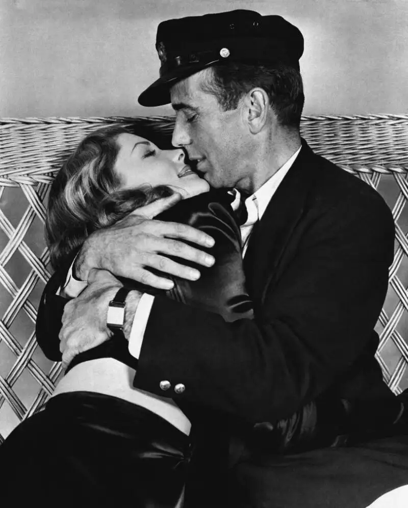 Imagen de 1944 del actor Humphrey Bogart, abrazando a Lauren Bacall en una escena de &quot;Tener y no tener&quot;