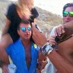 OTRA FIESTA MEMORABLE. Laporta en la playa de Pals, donde fue fotografiado junto a un grupo de amigos tras disfrutar de una larga noche