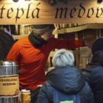 Un puesto del tradicional licor de miel en el mercado navideño de la Plaza Vieja de Praga. Este licor, junto con vino hervido, patatas de mazapán, chocolate de Praga y "trdelník"o miel turca son algunas de las delicias típicas de las fechas navideñas.