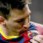 El argentino se besa el escudo tras marcar un gol en el Bernabéu
