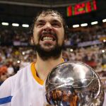 El escolta del Real Madrid Sergio Llull con el trofeo de Copa entre sus manos.