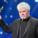 Pedro Almodóvar, sostiene el galardón