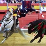 Leonardo Hernández clavando banderillas cortas a uno de sus astados