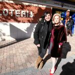 Lorena, a la izquierda, y María Luisa, la dueña de la administración de la plaza de El Salvador en Alcorcón, que le dio el premio