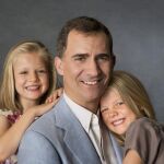 Don Felipe, con las Infantas Leonor y Sofía