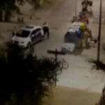Un coche patrulla corta el paso al joven por la calle. Tres agentes se lanzan sobre él y uno le golpea mientras intentan reducirle