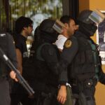 Agentes de la Guardia Civil y de los Carabineri italianos durante una operación contra la Camorra en junio de 2013