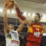 El pívot de la selección de España Pau Gasol (d) pone un tapón al pívot de la selección de Brasil Anderson Varejao (i)
