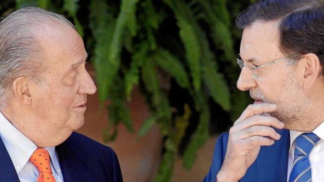 El Rey y Mariano Rajoy durante uno de sus despachos