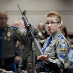 La detective Barbara J. Mattson muestra una Bushmaster AR-15