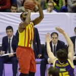 El base georgiano del FC Barcelona Jacob Pullen (i), realiza un lanzamiento triple ante el CB Valladolid